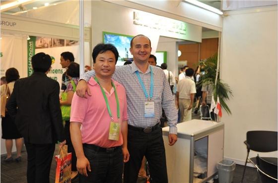 2012.08.27第18届国际食用菌大会，与波兰Champion出口总监Tadeusz Raginiak一起-亿昌菌业.jpg