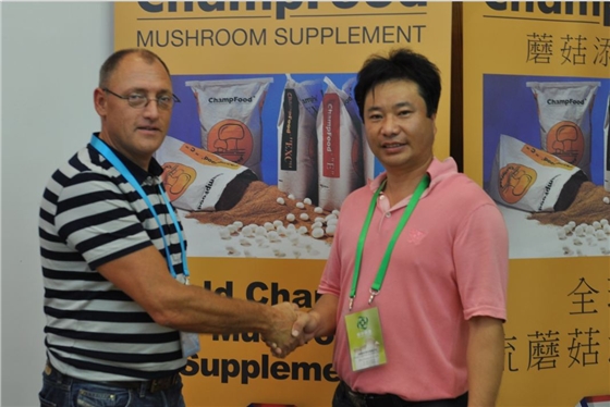 2012.08.27与合作伙伴ChampFood International The Netherlands荷兰Eirc Vernooij先生在第18届国际食用菌大会见面-亿昌菌业.JPG
