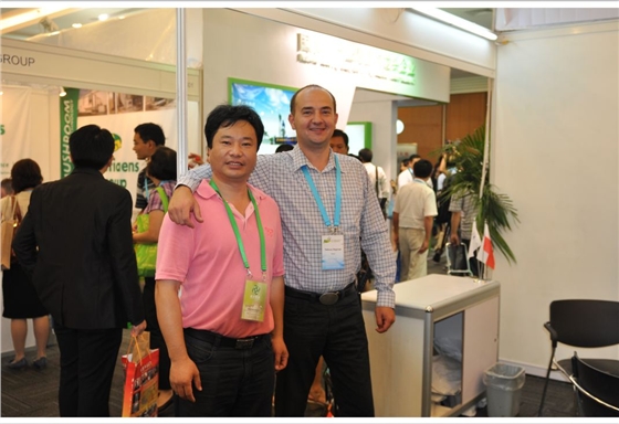 2012.08.27第18届国际食用菌大会，与波兰Champion出口总监Tadeusz Raginiak一起（截屏）-亿昌菌业.JPG