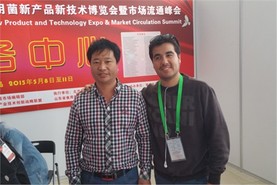 5月10日下午，山东青岛召开的国际新产品新技术博览会上张东平先生（左）与智利FRUTOS公司Anibal yanez Socio Director合影留念-亿昌菌业.jpg