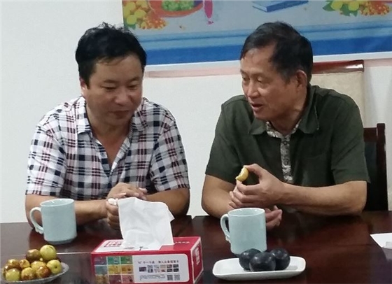 华中农业大学教授吕作舟（右）与亿昌菌业张经理交流.JPG