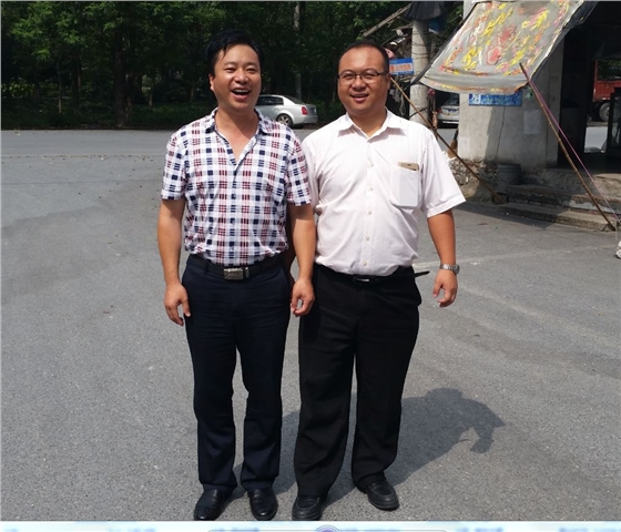 武汉菌博会展服务有限公司总经理、易菇网的副总赵 雄与亿昌菌业张东平合影留念.JPG