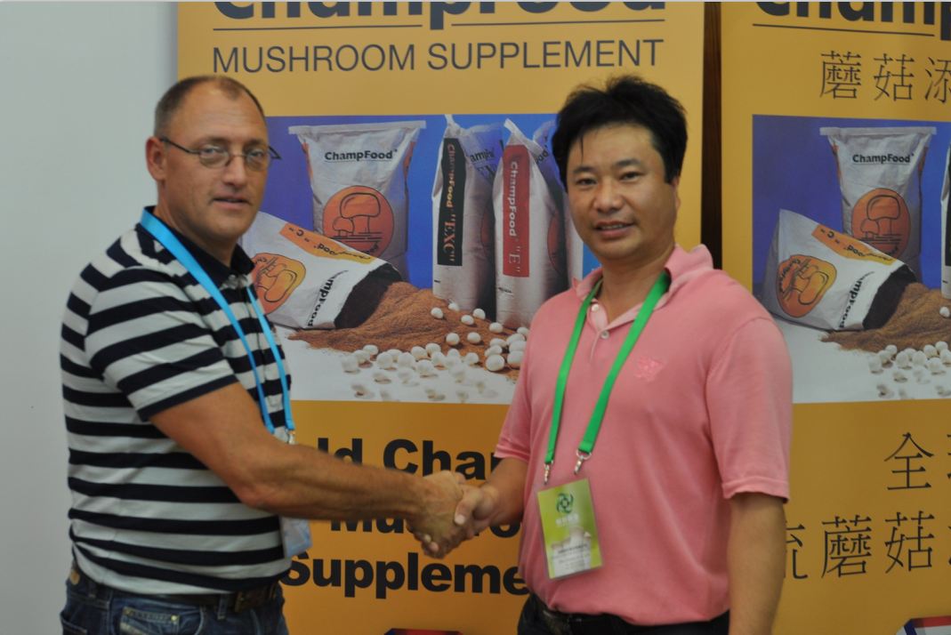 2012.08.27与合作伙伴ChampFood International The Netherlands荷兰Eirc Vernooij先生在第18届国际食用菌大会见面-亿昌菌业.JPG