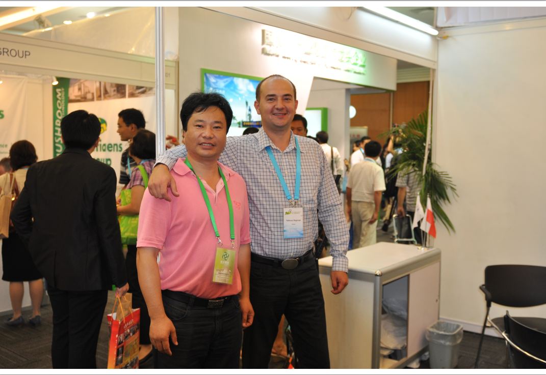 2012.08.27第18届国际食用菌大会，与波兰Champion出口总监Tadeusz Raginiak一起（截屏）-亿昌菌业.JPG