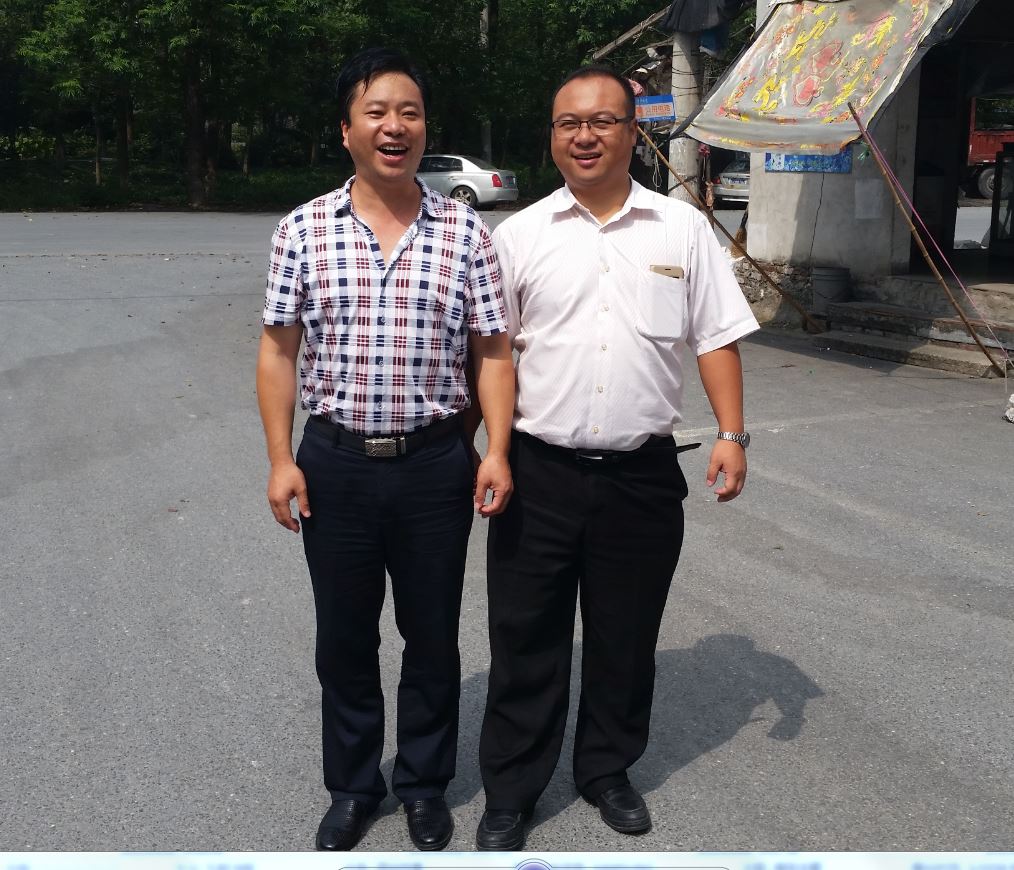 武汉菌博会展服务有限公司总经理、易菇网的副总赵 雄与亿昌菌业张东平合影留念.JPG